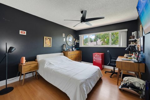 House in Miami, Florida 4 bedrooms, 248.14 sq.m. № 2086363 - photo 15