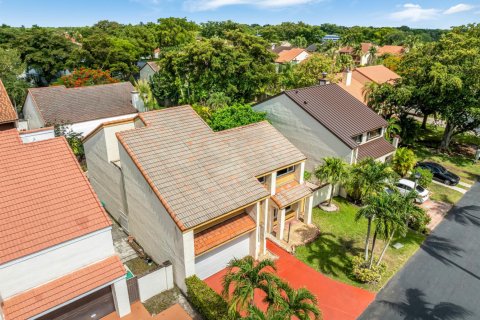 House in Miami, Florida 4 bedrooms, 248.14 sq.m. № 2086363 - photo 29