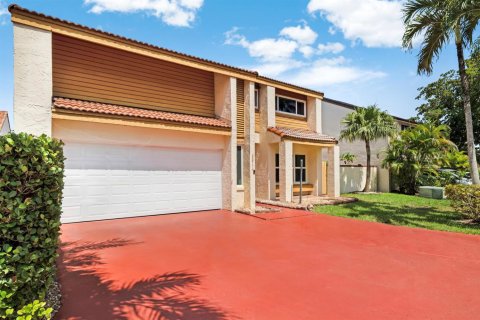 House in Miami, Florida 4 bedrooms, 248.14 sq.m. № 2086363 - photo 30