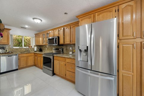 House in Miami, Florida 4 bedrooms, 248.14 sq.m. № 2086363 - photo 10