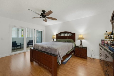 House in Miami, Florida 4 bedrooms, 248.14 sq.m. № 2086363 - photo 19