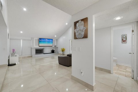 House in Miami, Florida 4 bedrooms, 248.14 sq.m. № 2086363 - photo 11