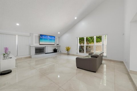 House in Miami, Florida 4 bedrooms, 248.14 sq.m. № 2086363 - photo 3