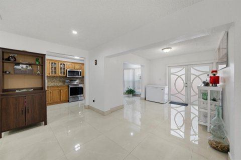 House in Miami, Florida 4 bedrooms, 248.14 sq.m. № 2086363 - photo 8