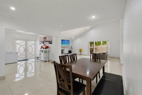 House in Miami, Florida 4 bedrooms, 248.14 sq.m. № 2086363 - photo 7