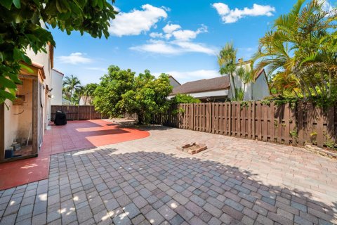 House in Miami, Florida 4 bedrooms, 248.14 sq.m. № 2086363 - photo 24