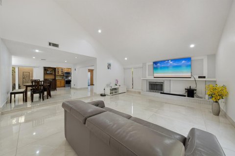 House in Miami, Florida 4 bedrooms, 248.14 sq.m. № 2086363 - photo 4