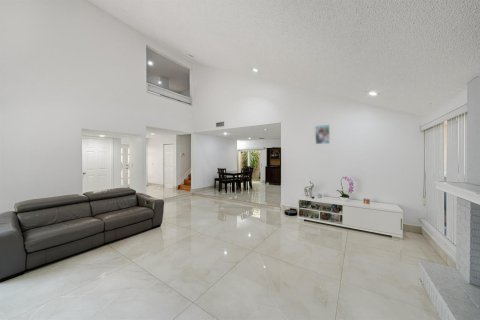 House in Miami, Florida 4 bedrooms, 248.14 sq.m. № 2086363 - photo 5
