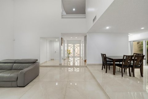 House in Miami, Florida 4 bedrooms, 248.14 sq.m. № 2086363 - photo 6