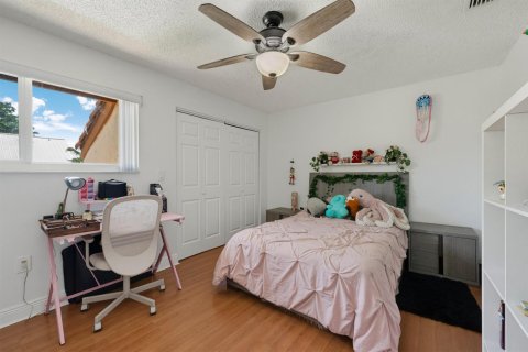 House in Miami, Florida 4 bedrooms, 248.14 sq.m. № 2086363 - photo 16