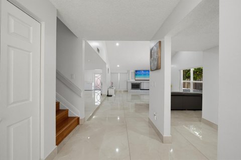 House in Miami, Florida 4 bedrooms, 248.14 sq.m. № 2086363 - photo 2