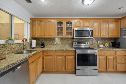 House in Miami, Florida 4 bedrooms, 248.14 sq.m. № 2086363 - photo 9