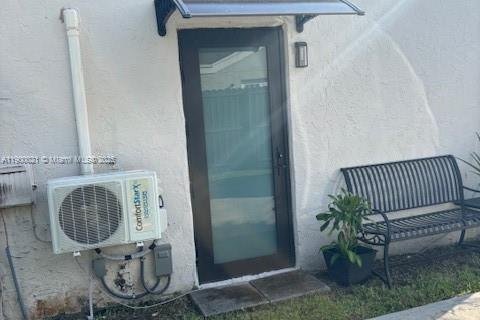 Commercial property in Miami, Florida 139.07 sq.m. № 1952629 - photo 2