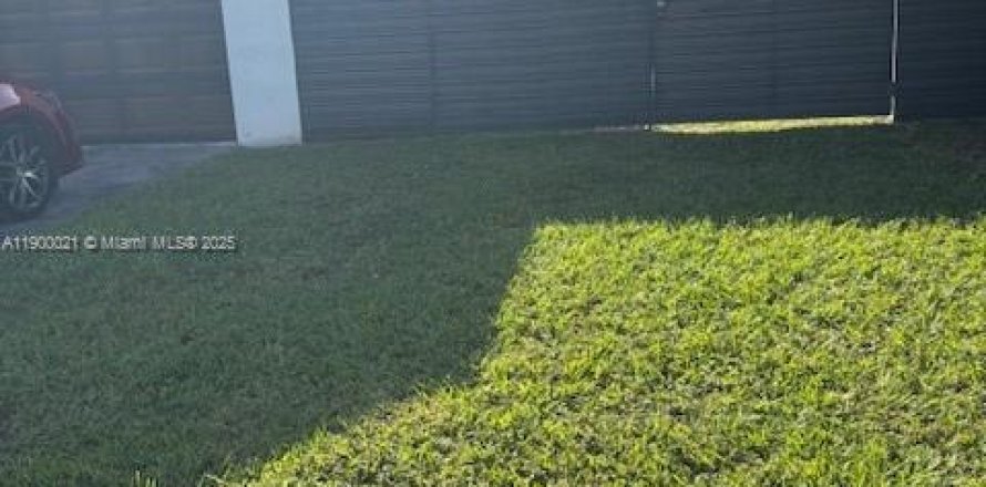 Commercial property in Miami, Florida 139.07 sq.m. № 1952629