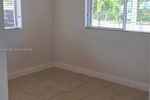 Villa ou maison à louer à Lauderhill, Floride: 3 chambres, 149.57 m2 № 2062273 - photo 4