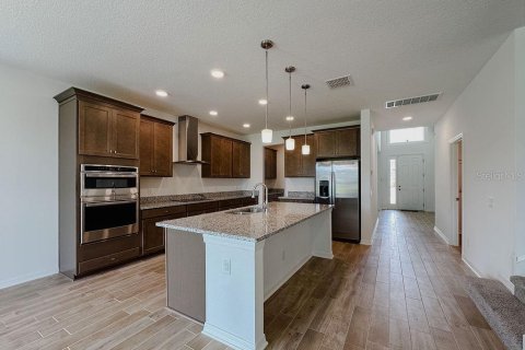 House in Zephyrhills, Florida 5 bedrooms, 349.41 sq.m. № 1908192 - photo 3