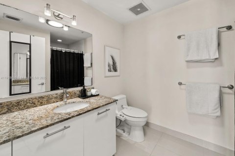 Condo in Miami, Florida, 2 bedrooms № 1974578 - photo 6