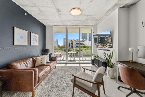 Condo in Miami, Florida, 2 bedrooms № 1974578 - photo 2