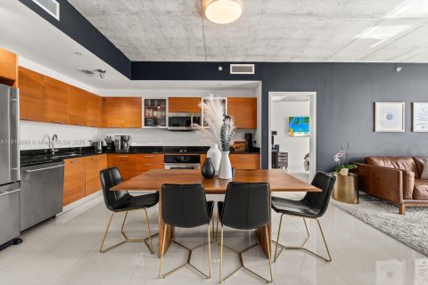 Condo in Miami, Florida, 2 bedrooms № 1974578 - photo 3