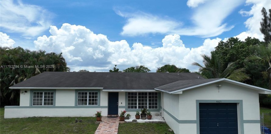 Villa ou maison à Southwest Ranches, Floride 4 chambres, 211.82 m2 № 1961983