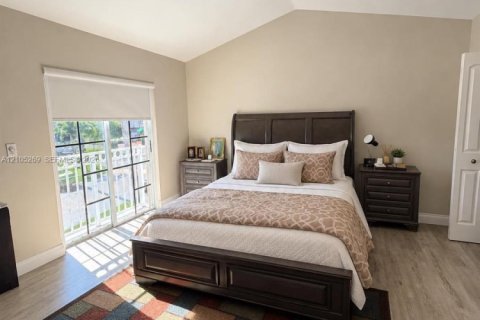 Touwnhouse à vendre à Miami, Floride: 3 chambres, 141.95 m2 № 2414472 - photo 13