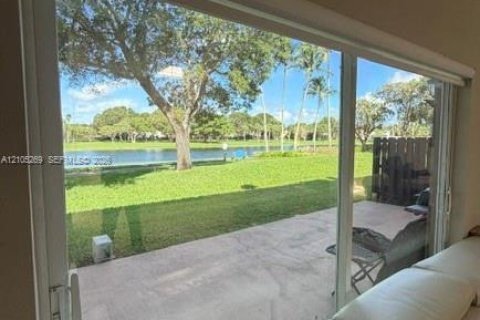 Touwnhouse à vendre à Miami, Floride: 3 chambres, 141.95 m2 № 2414472 - photo 3