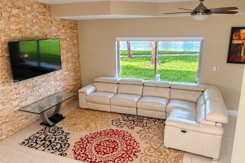 Touwnhouse à vendre à Miami, Floride: 3 chambres, 141.95 m2 № 2414472 - photo 4