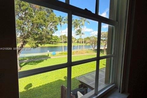 Touwnhouse à vendre à Miami, Floride: 3 chambres, 141.95 m2 № 2414472 - photo 12
