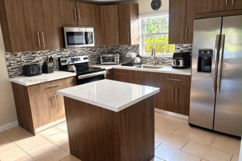 Touwnhouse à vendre à Miami, Floride: 3 chambres, 141.95 m2 № 2414472 - photo 5