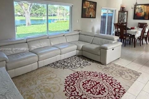 Touwnhouse à vendre à Miami, Floride: 3 chambres, 141.95 m2 № 2414472 - photo 2