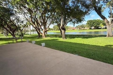 Touwnhouse à vendre à Miami, Floride: 3 chambres, 141.95 m2 № 2414472 - photo 9
