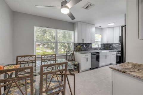 Villa ou maison à vendre à New Smyrna Beach, Floride: 3 chambres, 156.63 m2 № 2361285 - photo 18