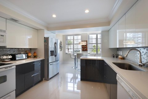 Condo in Miami Beach, Florida, 3 bedrooms  № 1962930 - photo 8