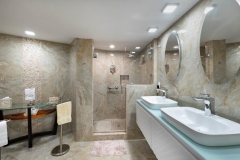 Condo in Miami Beach, Florida, 3 bedrooms  № 1962930 - photo 13