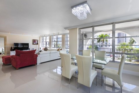 Condo in Miami Beach, Florida, 3 bedrooms  № 1962930 - photo 5