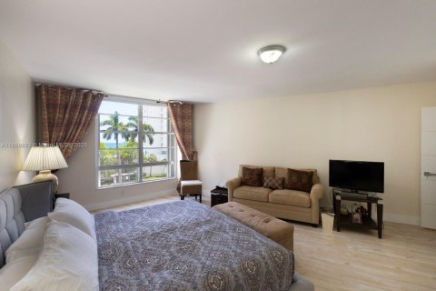Condo in Miami Beach, Florida, 3 bedrooms  № 1962930 - photo 12