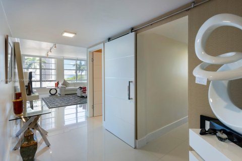 Condo in Miami Beach, Florida, 3 bedrooms  № 1962930 - photo 2