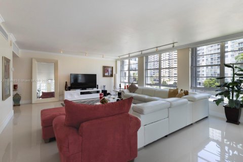 Condo in Miami Beach, Florida, 3 bedrooms  № 1962930 - photo 4