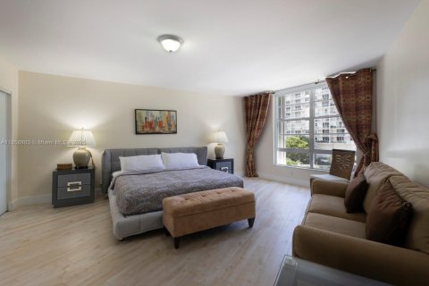 Condo in Miami Beach, Florida, 3 bedrooms  № 1962930 - photo 11