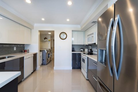 Condo in Miami Beach, Florida, 3 bedrooms  № 1962930 - photo 7