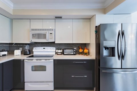 Condo in Miami Beach, Florida, 3 bedrooms  № 1962930 - photo 9