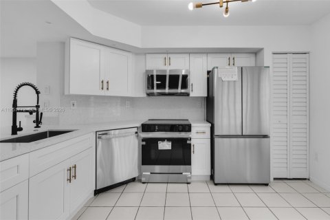 Снять в аренду кондоминиум в Майами, Флорида 2 спальни, 112.78м2, № 2006055 - фото 2