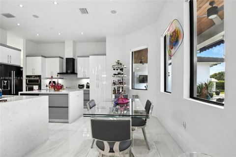House in Homestead, Florida 5 bedrooms, 355.54 sq.m. № 1827598 - photo 17
