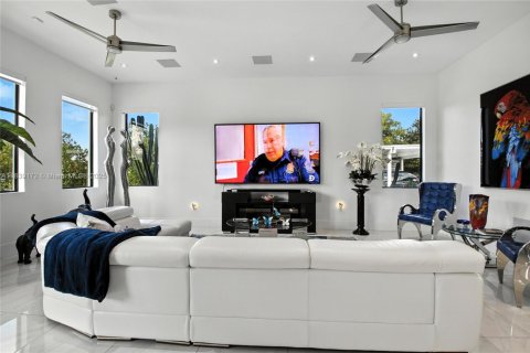 House in Homestead, Florida 5 bedrooms, 355.54 sq.m. № 1827598 - photo 20