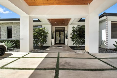 House in Homestead, Florida 5 bedrooms, 355.54 sq.m. № 1827598 - photo 5