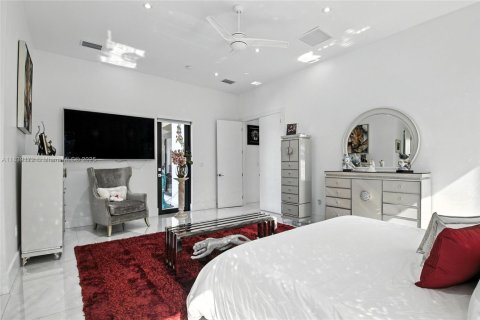 House in Homestead, Florida 5 bedrooms, 355.54 sq.m. № 1827598 - photo 30