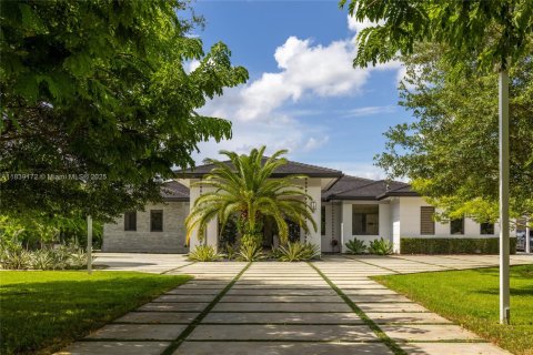 House in Homestead, Florida 5 bedrooms, 355.54 sq.m. № 1827598 - photo 2