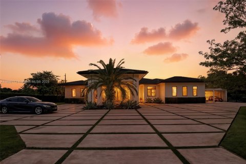 House in Homestead, Florida 5 bedrooms, 355.54 sq.m. № 1827598 - photo 3