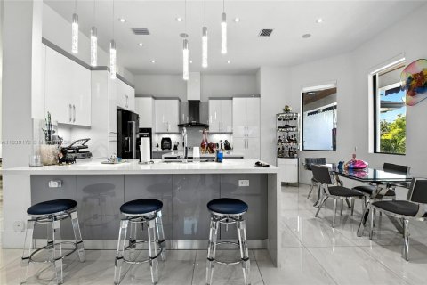 House in Homestead, Florida 5 bedrooms, 355.54 sq.m. № 1827598 - photo 18
