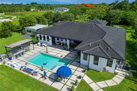 House in Homestead, Florida 5 bedrooms, 355.54 sq.m. № 1827598 - photo 1